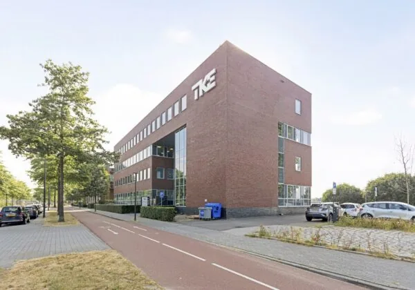 Kantoorgebouw aan de Fascinatio Boulevard met het logo van TKE op de gevel.